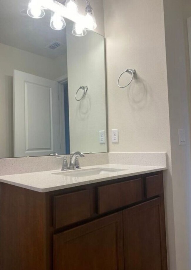 Building Photo - Isles of Lake Nona!! 3 Bedroom 2.5 Bathroom Townhome