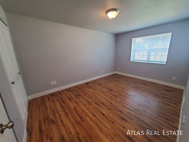 Building Photo - Beautifully Remodeled Ground Floor 2 Bed/1...