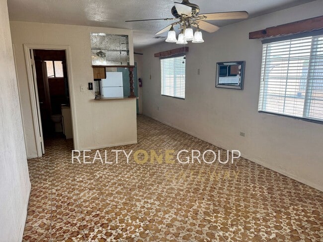 Building Photo - Compact 2 Bedroom 1 bath home with parking...