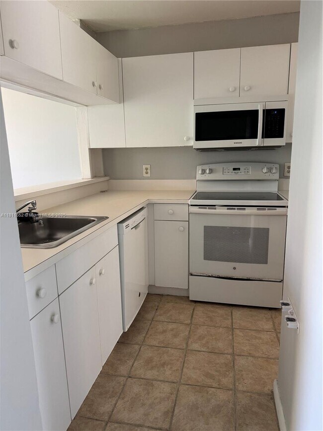 Building Photo - 905 Coral Club Dr