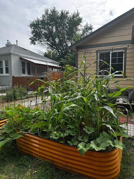 Building Photo - 1580 Tamarac St