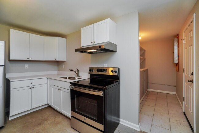 Building Photo - 357 Amesbury Dr