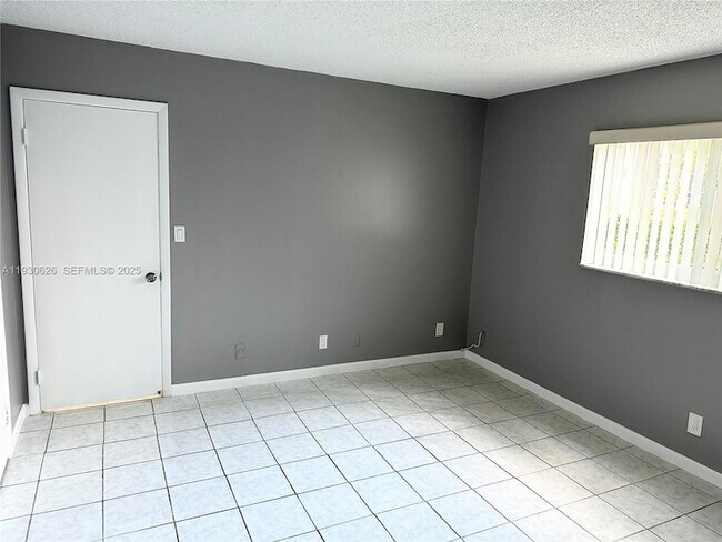 Building Photo - 220 SW 9th Ave