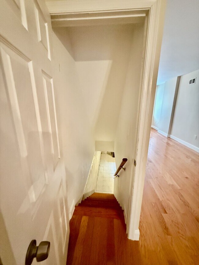 Building Photo - SPACIOUS 3BR/1BA HOUSE w/ Central AC-HARDW...