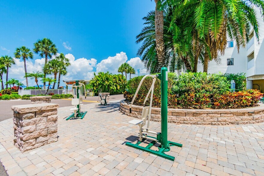 Building Photo - 2502 N Rocky Point Dr