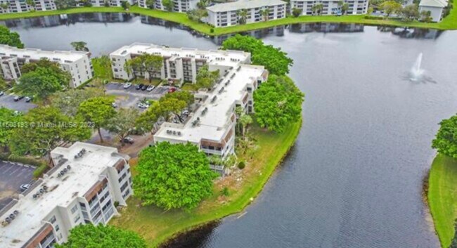 Building Photo - 9420 Poinciana Pl