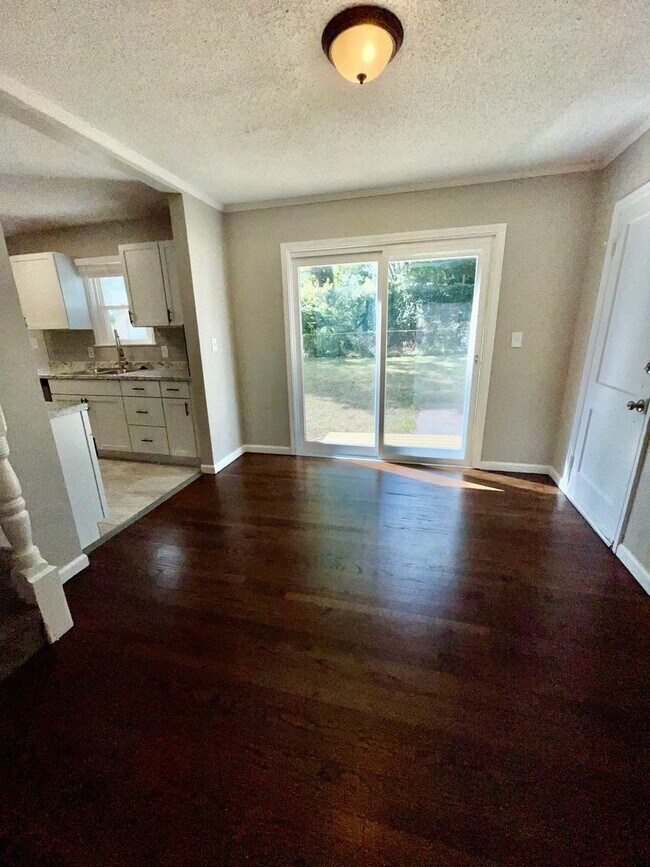 Building Photo - Updated 4-Bedroom Bungalow with Modern Kit...