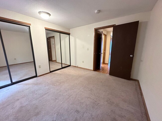 Building Photo - Ideal 2 Bedroom 2 Bathroom Lower Level Unit - Backs to Beautiful Greenspace!