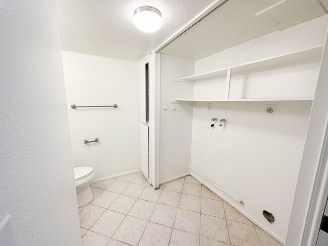 Building Photo - Townhome AVAILABLE NOW in Colton. 2 Bed / 2 Bath Floorplan  + Garage!