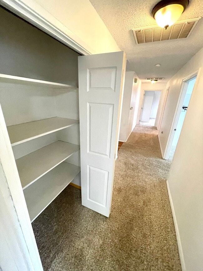 Building Photo - 3 Bedroom, 2 bath home in Sunset Village