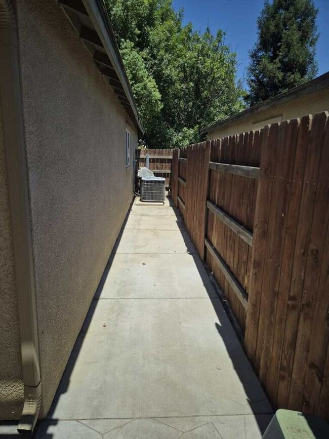 Building Photo - ? Move-In Ready Lennar Home with Solar! ?
