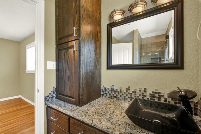 Building Photo - Great updated unit close to everything