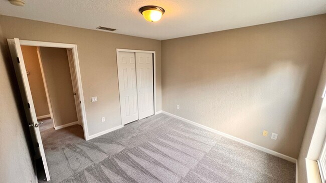 Building Photo - Spacious 4-Bedroom Home in HOA Community with Fantastic Amenities!