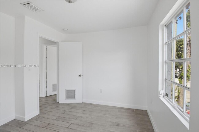 Building Photo - 1035 NW 5th St