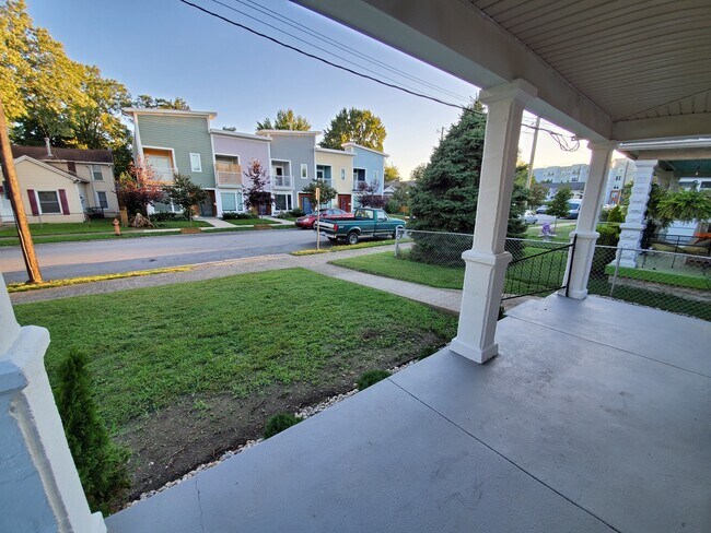 Building Photo - 525 Lilly Ave