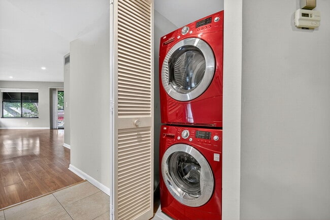 Building Photo - 5040 Rose Hill Dr