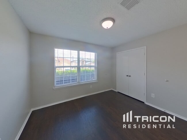 Building Photo - 910 Pryor Dr