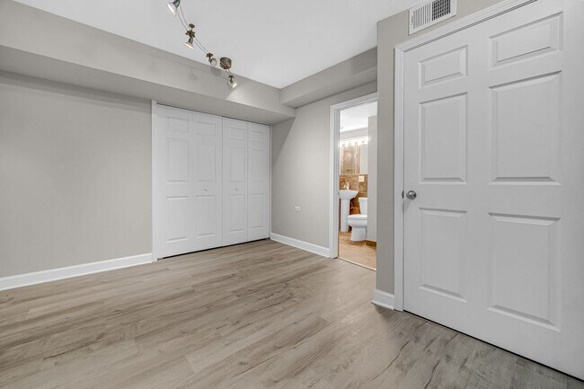 Building Photo - 1424 W Grand Ave