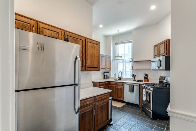 Building Photo - 351 Thrall St