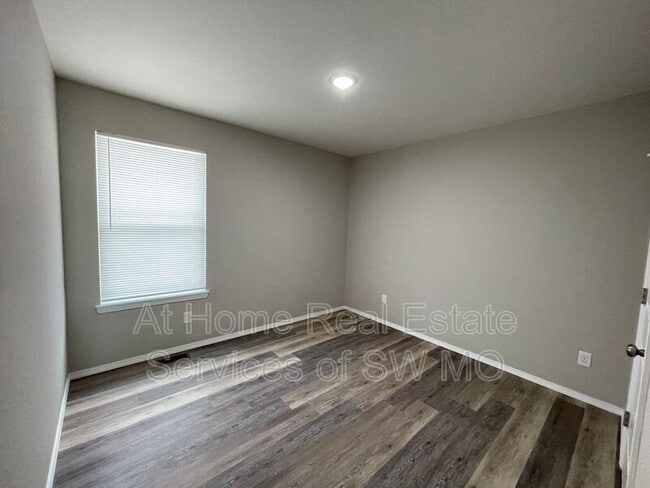 Building Photo - 656 S Southgate Dr