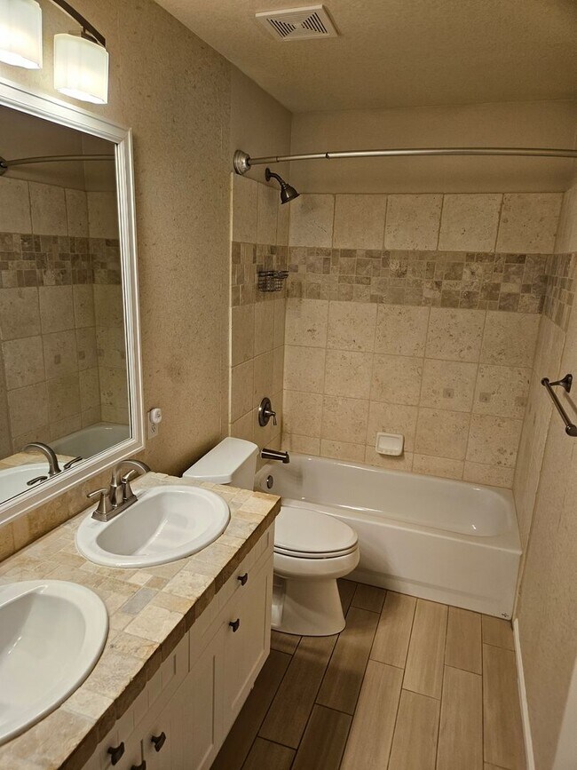 Building Photo - Castle Pines Fabulous 5 Bedroom Oasis Avai...
