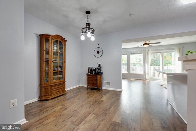 Building Photo - 8893 Papillon Dr
