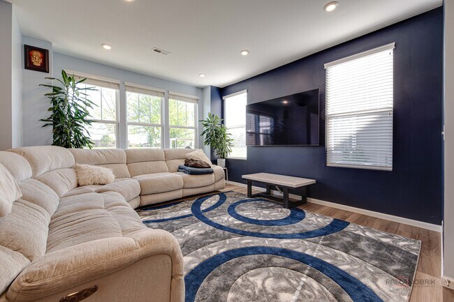 Building Photo - 573 Watercress Dr