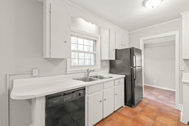 Building Photo - Cute 3-Bedroom Brick Ranch in Oakhurst!