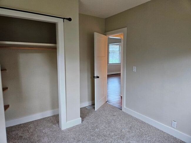 Building Photo - 4Bd/1Ba two story home - For viewing