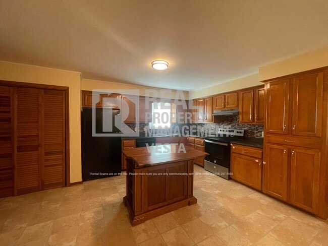 Building Photo - 2562 Bedford Pl