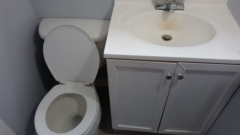 Building Photo - 430 S Holladay Dr