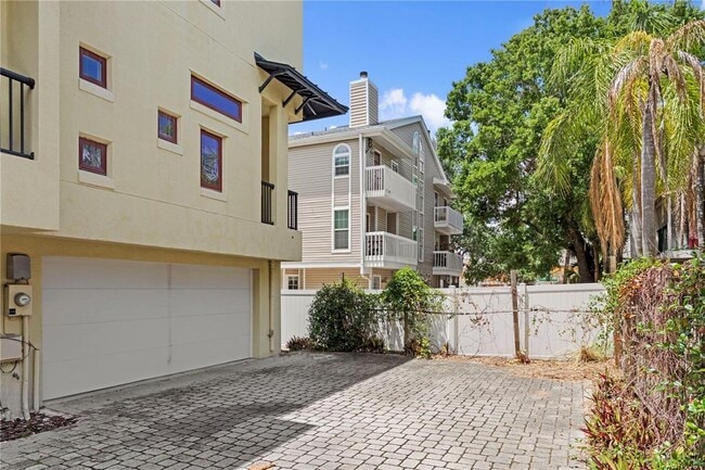 Building Photo - 512 S Glen Ave