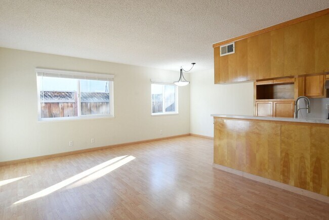 Building Photo - Bright and Updated 2 Bedroom 1 Bath Condo in Cambrian Area
