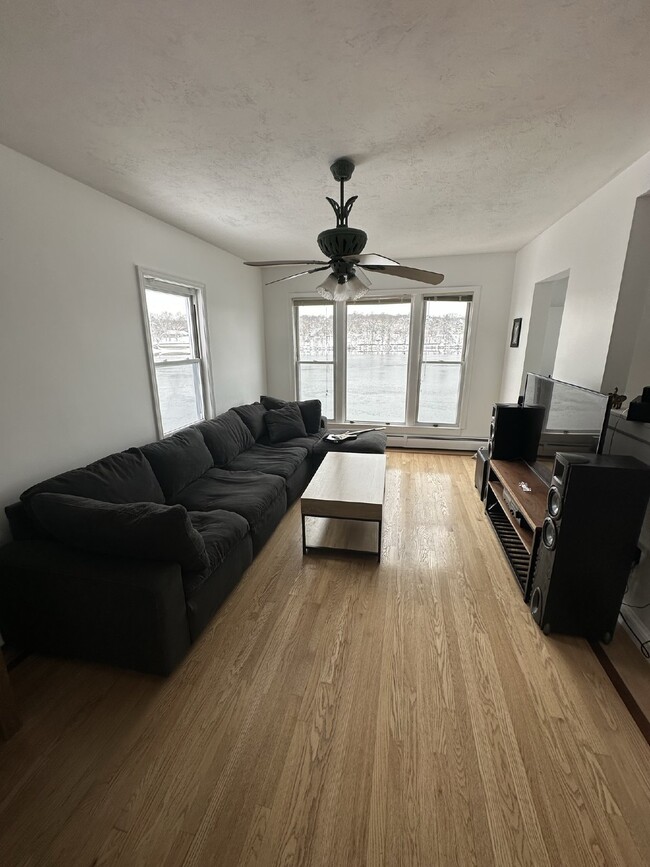 Building Photo - Luxurious 2 Bed, 2 Bath Rental on Lake Qui...