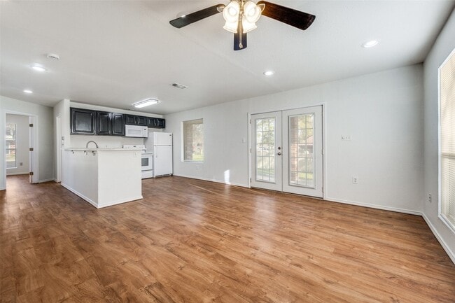 Building Photo - 812 Driftwood Dr
