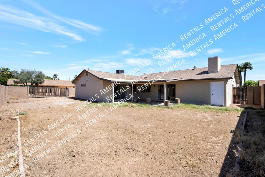 Building Photo - 552 W Kilarea Ave
