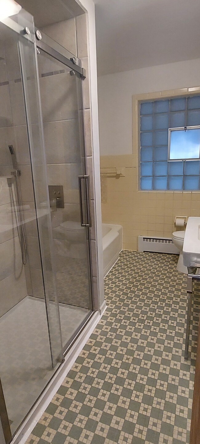 Full bath with tub and shower - 505 S Ridgeway Ave