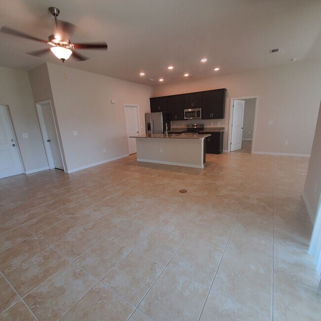 Building Photo - Spacious 4 Bedroom 2.5 Bath 2 Car Garage Home