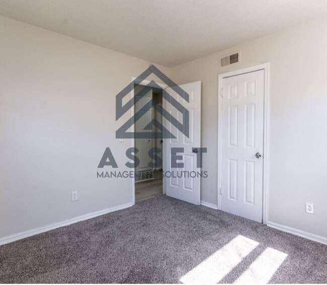 Building Photo - 1216 McGregor Dr