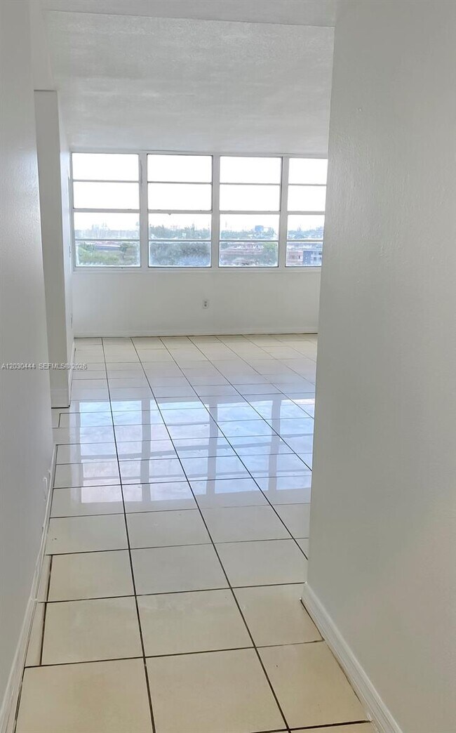 Building Photo - 1301 NE Miami Gardens Dr