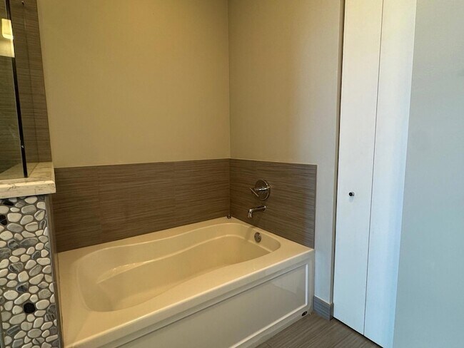 Building Photo - 313 NE 2nd St