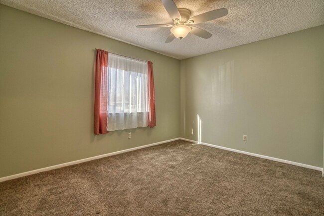 Building Photo - Bright End-Unit Condo – 2 Bed/1 Bath, Single-Level, No Stairs!