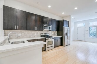 Building Photo - Northern Liberties Townhome with Parking!