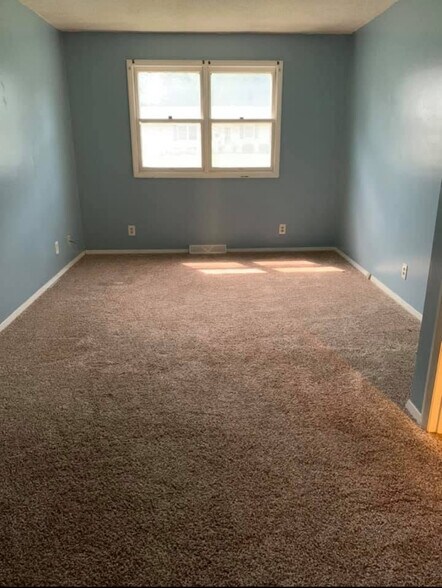Master bedroom - 212 Brookside Dr