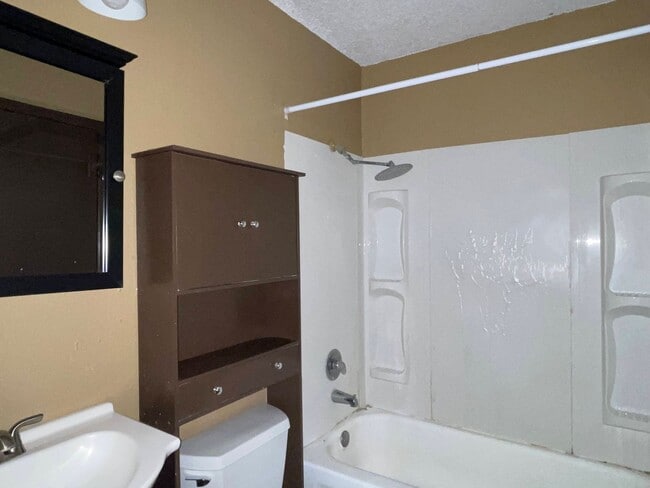 Building Photo - 4009 Eastridge Dr