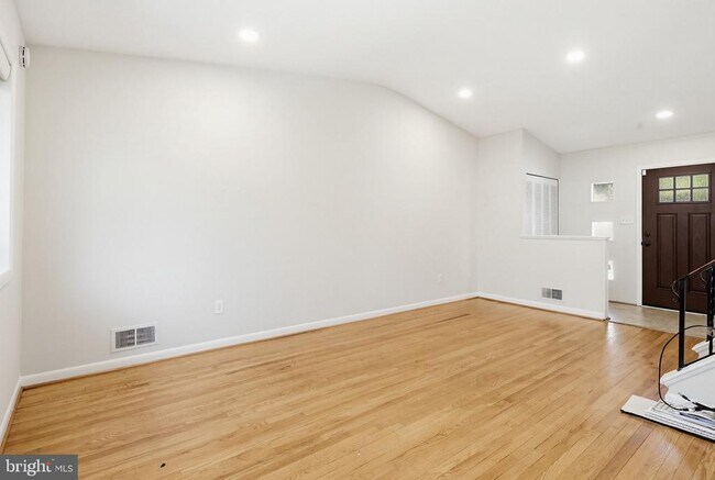 Building Photo - 9717 Hedin Dr