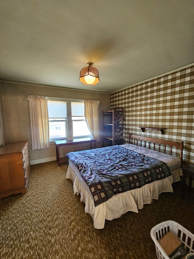 Building Photo - 4 BED | 2.5 BATH | DOUBLE GARAGE | WEST RAPID | FURNISHED