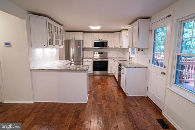 Building Photo - 10100 Walnut Wood Ct