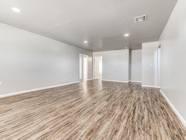 Building Photo - Charming Home + Balcony + Centrally Located in OKC + 3 bedrooms
