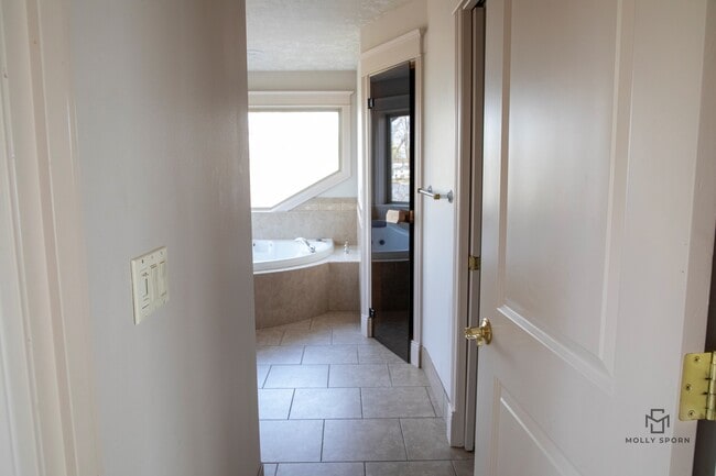 Building Photo - 20375 NE Lakeside Dr